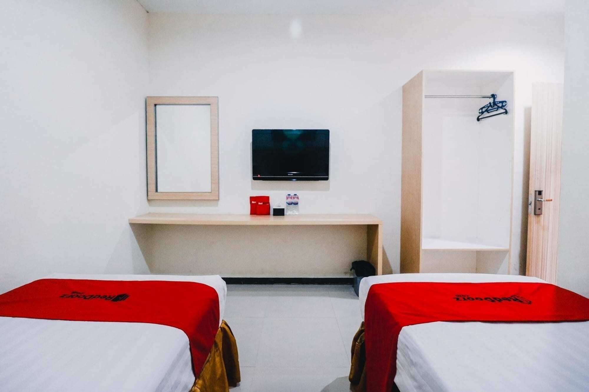 Reddoorz Plus Near Sultan Hasanuddin Airport Makassar Exterior foto